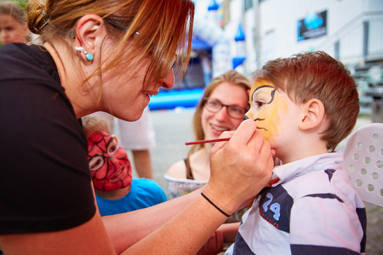 Kinderschminken beim Sommer- und Familienfest in der Boulderwelt München West