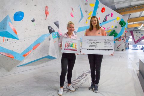 Scheckübergabe an das Kinderhospiz München von unserer Spendenaktion in der Boulderwelt München