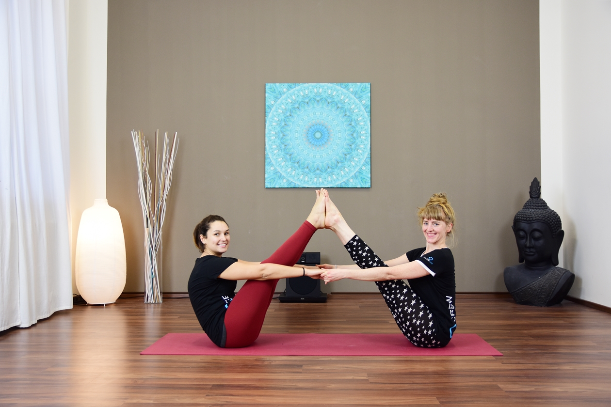 Yogalehrerin Cassandra und Berenice - Yoga für Kinder