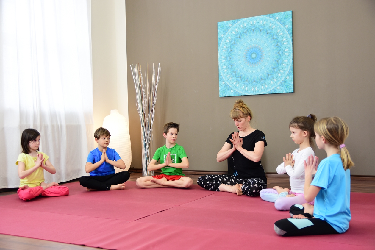 Gruppe 6-10 Jahre beim Yogakurs für Kinder